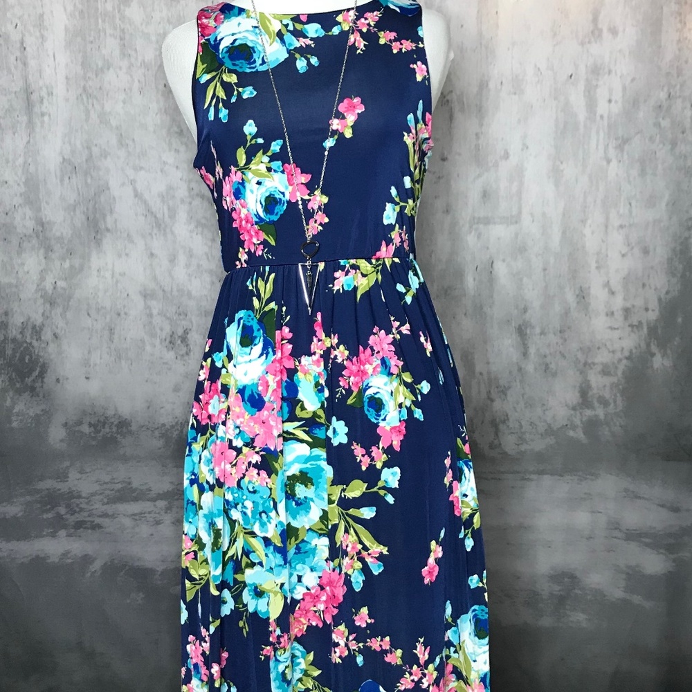 NWT Sleeveless Floral Maxi Dress with pockets!